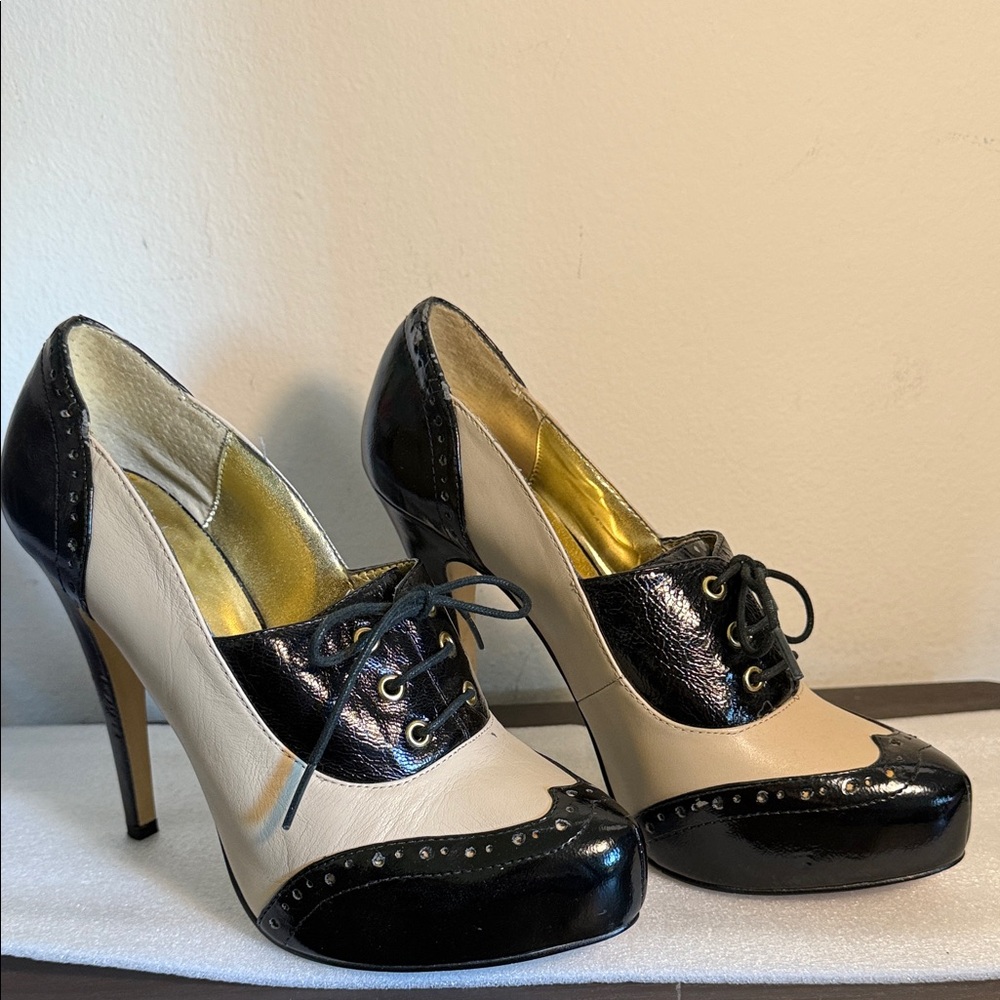 Bakers Black & Cream Oxford Lace-Up Heels — Size 7